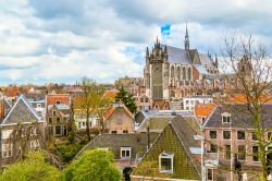 Veduta di Leiden con la cattedrale di San Pietro, Olanda.


