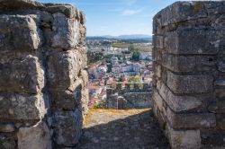 Veduta di Leiria dalle mura del castello (Portogallo). La struttura che si vede oggi è la ricostruzione non fedele dell'originale effettuata al tempo della dittatura di Salazar.

 ...