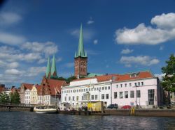 Veduta di Lubecca con la chiesa di Santa Maria e quella di San Pietro dal fiume Trave, Germania - © mikluha_maklai / Shutterstock.com