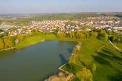 Veduta di Magny-le-Hongre, dipartimento Senna e Marna, affacciata sull'omonimo lago (Francia).
