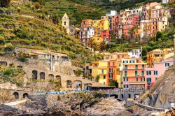 Veduta di Manarola, Patrimonio dell'Unesco, Cinque Terre, Liguria. Il suo nome deriva dal latino "Manium arula" con il significato di tempietto dedicato ai Mani. Il villaggio, ...