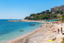 Veduta di Marquet Beach a Cap d'Ail, Francia. Si tratta di una popolare spiaggia a pochi passi dal confine con Monaco - © katatonia82 / Shutterstock.com