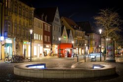 Veduta di Maximilianstrasse by night nella città di Bayreuth, Germania - © AndrijaP / Shutterstock.com