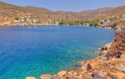 Veduta di Megalo Livadi sull'isola di Serifos, Grecia. Il pittoresco villaggio di Megalo Livadi si affaccia sulle acque del Mar Egeo - © Lefteris Papaulakis / Shutterstock.com