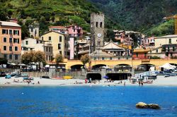 Veduta di Monterosso al Mare, Liguria - La spiaggia del borgo con alle spalle l'antico villaggio di Monterosso. Nel centro storico si distingue bene il campanile della chiesa di San Giovanni ...