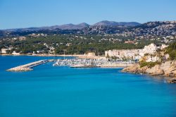 Veduta di Moraira a Teulada, provincia di Alicante, Spagna: si tratta di una importante destinazione turistica della Costa Blanca con i suoi 8 km di spiagge e calette.
