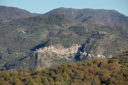 Veduta di Motta Camastra, Sicilia, sul costone di arenaria dei monti Peloritani.

