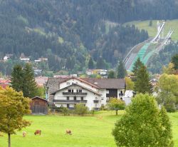 Veduta di Oberstdorf (Germania) con il trampolino per il salto con gli sci sullo sfondo. Questa località è famosa per gli sport invernali.



