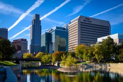 Veduta di Omaha (Nebraska) nel tardo pomeriggio di una giornata estiva dal Gene Leahy Mall. Noto anche come Central Park, il Gene Leahy Mall si estende su una superficie di circa 10 ettari - Kristopher ...