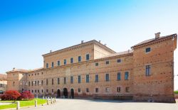 Veduta di Palazzo Bentivoglio a Gualtieri, provincia di Reggio Emilia. Addossato all'argine maestro del fiume Po, questo borgo è ricco di testimonianze storiche del passato.
