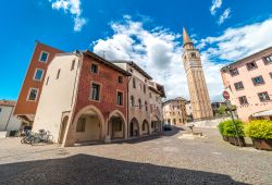 Veduta di Palazzo Ricchieri nel centro di Pordenone, Friuli Venezia Giulia. Dal 1970 ospita il Museo Civico d'Arte della città: fu il conte Lucio Ernesto Ricchieri a lasciarlo in ...