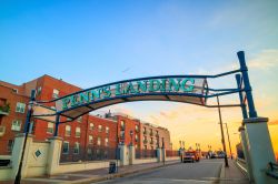 Veduta di Penn's Landing e Market street a Philadelphia, Pennsylvania (USA) a mezzogiorno. Questo vivace quartiere cittadino è fra i preferiti dalla famiglie per via della presenza ...