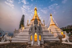 Una suggestiva veduta di Phra That Doi Kong Mu, il tempio più visitato dai turisti nella provincia di Mae Hong Son (Thailandia).
