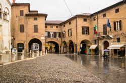 Veduta di Piazza del Duomo a Modena, Emilia-Romagna. Ha una superficie di 17 mila metri quadrati e forma rettangolare ed è dominata dall'imponente fronte gotica del duomo - © ...