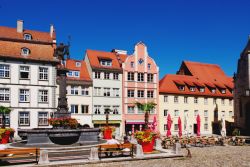 Veduta di Piazza del Mercato nel centro di Lindau, Germania. Proprio qui, nel cuore pulsante della cittadina, sorgono le due principali chiese: quella cattolica di Nostra Signora e quella protestante ...