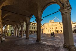 Veduta di Piazza del Municipio da sotto il porticato del Palazzo Comunale, Montefalco, Umbria - © ValerioMei / Shutterstock.com