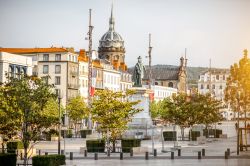 Veduta di Piazza Jaude con la luce del mattino a Clermont-Ferrand, Francia.

