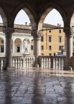 Veduta di piazza Libertà con la statua di Ercole dalla loggia del Municipio di Udine, Friuli Venezia Giulia



