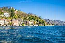 Veduta di Piazza Motta a Orta San Giulio da una nave taxi, Piemonte, Italia. La piazza dedicata a Mario Motta, partigiano del Cusio, è il salotto di questo antico borgo che sorge all'estremità ...