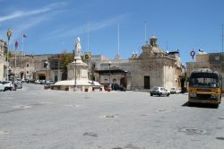 Veduta di Piazza San Nicola nella città di Siggiewi, Malta, in una giornata di sole. Si tratta della principale piazza di questa graziosa località abitata da 9 mila persone - © ...