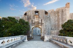 Veduta di Pile Gate, ingresso alla città di Dubrovnik, Croazia. Questa favolosa porta venne costruita nel 1537. In una nicchia sopra l'arco rinascimentale si trova la statua di San ...