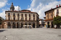 Veduta di Plaza de los Fueros nella città vecchia di Onati, Paesi Baschi, Spagna - © Santi Rodriguez / Shutterstock.com