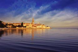 Veduta di Porec, Croazia. Questa città croata situata sulla costa occidentale della penisola istriana, è uno dei maggiori centri turistici della regione. Qui, fotografata al calar ...
