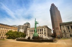 Veduta di Public Square con la fontana della Vita Eterna nel centro di Cleveland, Ohio (USA) - © AevanStock / Shutterstock.com