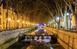 Veduta di Quais de la Fontaine by night a Nimes, Francia: questo popolare canale ombreggiato da gelsi e popolato da cigni conduce a piazza Antonin. 

