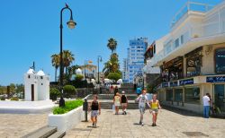 Una veduta di San Telmo Street a Puerto de la Cruz, Spagna. In questa strada pedonale vicino all'oceano ci sono ristoranti, gelaterie e negozi - © nito / Shutterstock.com