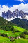 Veduta di Santa Maddalena in Val di Funes, Trentino ...