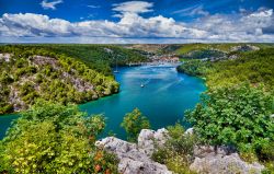 Veduta di Sibenik dal ponte sul fiume Krka, Skradin, Croazia. La cittadina di Skradin, nella Dalmazia Centrale, è una delle più antiche della Croazia. Dista una quindicina di km ...