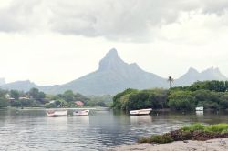 Veduta di Tamarin Bay, isola di Mauritius - Il paesaggio di questa località mauriziana è dominato dall'omonimo monte da cui prende il nome anche la baia: si tratta di una piramide ...