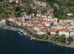 Veduta di Tavernola Bergamasca, località turistica sulla sponda occidentale del Lago d'Iseo.