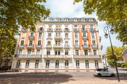 Veduta di un antico palazzo residenziale nella città di Vichy, Francia - © RossHelen / Shutterstock.com