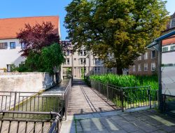 Veduta di un canale nel centro di Augusta, Germania. A volerne la costruzione furono gli antichi Romani che li utilizzarono per azionare i mulini e i laboratori artigianali.
