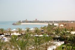 Veduta di un hotel di lusso affacciato sul mare a Ras al-Khaimah, Emirati Arabi Uniti - © 131892152 / Shutterstock.com