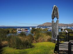 Veduta di un monumento al mais nel porto della città di Puno, lago Titicaca, Perù. L'economia locale è legata al porto commerciale e alla produzione di alcuni cereali ...