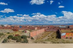 Veduta di un sobborgo di El Alto, Bolivia. Uno dei principali problemi è ancora oggi l'approvvigionamento di acqua - © Matyas Rehak / Shutterstock.com