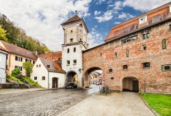 Veduta di un tratto dell'antica cinta muraria medievale di Landsberg am Lech in Baviera, Germania - © Olgysha / Shutterstock.com