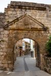 Veduta di un vicolo della città di Estella dalla Puerta de Castilla, Navarra, Spagna.

