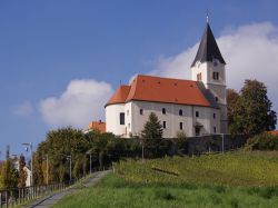 Veduta di una chiesa con il campanile a Bad Radkersburg, Austria.  