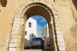 Veduta di una delle porte di ingresso alla Medina di Sfax, Tunisia. Le due originarie porte d'ingresso della Medina sono state affiancate nel corso del XX° secolo da alcune altre come ...