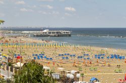 Veduta di una grande spiaggia vuota in primavera a Gabicce Mare, Marche. Sullo sfondo, il molo con un ristorante - © StockMySelf / Shutterstock.com