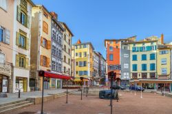 Veduta di una piazza con fontana nella città di Le Puy-en-Velay, Francia.

