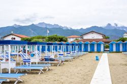 Veduta di una spiaggia di Forte dei Marmi, Toscana, in una giornata nuvolosa. Sullo sfondo le montagne e il cielo grigio - © FrimuFilms / Shutterstock.com