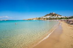 Veduta di una spiaggia sabbiosa nella Baia di Lindos, Rodi, con l'acropoli sullo sfondo (Dodecaneso). E' uno dei tratti di litorale più suggestivo di tutta la Grecia dove rilassarsi ...