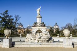 Veduta di una statua in marmo nel giardino del palazzo reale di Aranjuez, Spagna. Siamo in una delle residenze del re di Spagna  - © KarSol / Shutterstock.com