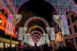 Veduta di una strada addobbata a festa per il Festival delle Luci a Lione, Francia. Questa ricorrenza trae le sue origini nel 1643 - © Eddy Galeotti / Shutterstock.com 