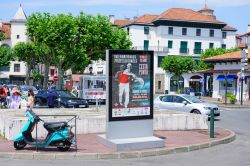 Veduta di una strada con auto e gente a passeggio a Saint-Jean-de-Luz, Francia - © EQRoy / Shutterstock.com